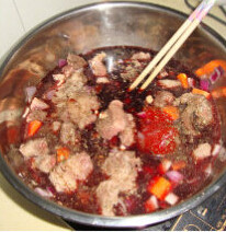 4、红酒炖牛肉,一起倒入高压锅，压制25分钟后连汤倒出来