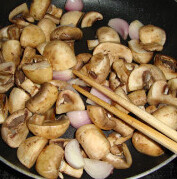 5、红酒炖牛肉,黄油化开，把口蘑、干葱炒香，倒入牛肉汤中炖软烂