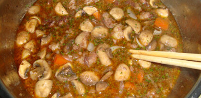 6、红酒炖牛肉,加入欧芹、胡椒粉、盐调味之后自然冷却