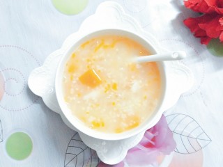 13、小米南瓜百合银耳粥,压好后，开盖多搅拌几下，使其变得浓稠！高压锅压东西又快又好，因为熟的快，食材的营养没有被长时间熬煮而破坏，压出来的口感很浓稠！小兔崽子们都说好好喝，今天吃这个粥，她们不仅说好喝，还没吵着要加糖，证明这口感征服了这些挑嘴的家伙！一人吃了三大碗！