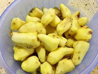 1、女生都要吃的猪脚姜,先制作猪脚姜姜醋汤底：老姜两斤去皮 切厚片再拍碎 