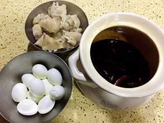 6、女生都要吃的猪脚姜,把猪手和鸡蛋加入之前准备好的汤底中