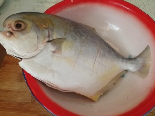 1、家庭版&红烧鲳鱼,鲳鱼洗净开膛去肚备用