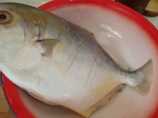 2、家庭版&红烧鲳鱼,用刀划三刀,加盐喂上