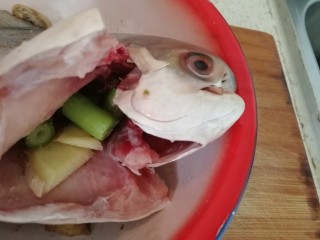 4、家庭版&红烧鲳鱼,鱼肚子里加葱,姜喂上。