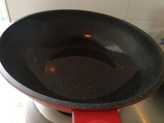 5、家庭版&红烧鲳鱼,先烧热锅,加油烧热。