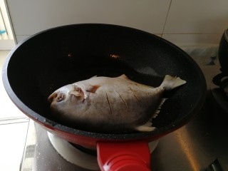 6、家庭版&红烧鲳鱼,油热放进去鱼,开始煎鱼。