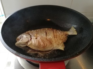 7、家庭版&红烧鲳鱼,翻个煎另一面,煎至金黄色就好了。