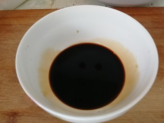 8、家庭版&红烧鲳鱼,调料汁:糖,醋,盐一点点,红烧酱油调好半碗料汁。