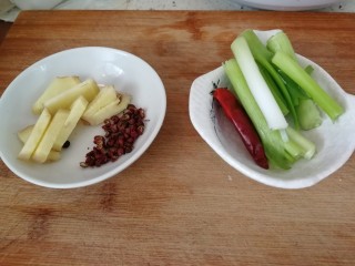 9、家庭版&红烧鲳鱼,葱半段,红辣椒两个,姜丝,花椒粒。(如图)