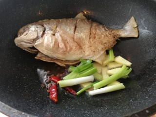 11、家庭版&红烧鲳鱼,加葱和姜丝