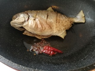 10、家庭版&红烧鲳鱼,鱼煎好了,加红辣椒和花椒粒爆香。(如图)