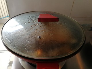 15、家庭版&红烧鲳鱼,盖锅盖开始炖鱼,开锅后关中火炖半个小时左右就好了。(最好一次性加够水)