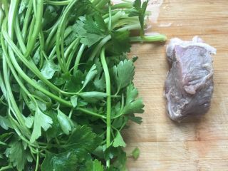 1、五分钟系列 芹菜炒牛肉,准备好材料