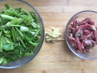 2、五分钟系列 芹菜炒牛肉,将材料切好
