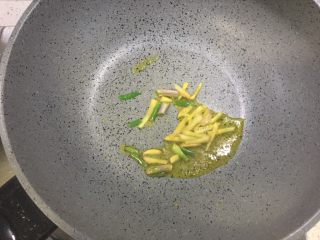 3、五分钟系列 芹菜炒牛肉,锅中放油，加入生姜、蒜爆香