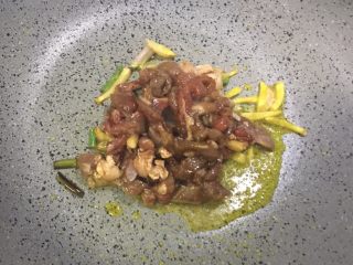 4、五分钟系列 芹菜炒牛肉,倒入牛肉