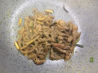 5、五分钟系列 芹菜炒牛肉,进行翻炒