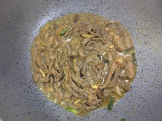 6、五分钟系列 芹菜炒牛肉,锅中加入水，焖煮一分钟