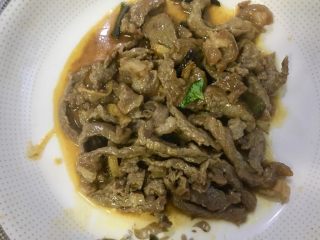 7、五分钟系列 芹菜炒牛肉,盛盘待用