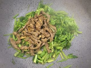 9、五分钟系列 芹菜炒牛肉,再倒入牛肉翻炒