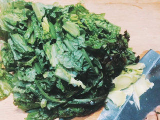 3、【cathy边吃边营养】青笋炒木耳,青笋叶子洗净切断,青笋的叶子也是具有营养价值的,各位可以尝试炒着吃,味道也不错