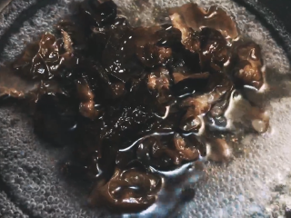 5、【cathy边吃边营养】青笋炒木耳,将木耳泡发,洗净后去根,锅中加入开水,将木耳放入焯水