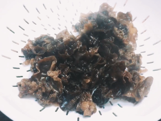 6、【cathy边吃边营养】青笋炒木耳,捞出沥干水分备用,cathy将木耳去掉根部,是为了避免在食用木耳时口感不佳,各位如果不在意的话可以不用去掉木耳根部