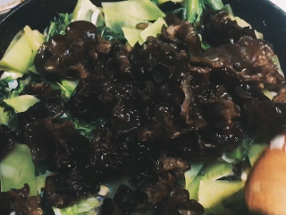 8、【cathy边吃边营养】青笋炒木耳,然后将焯好水,并且应该水分的木耳放入锅中