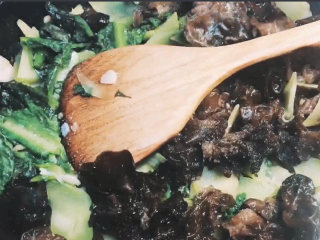 9、【cathy边吃边营养】青笋炒木耳,加入适量的盐