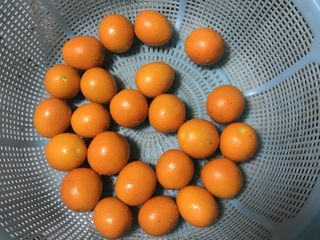 1、冰糖金桔,清洗干净把蒂去了