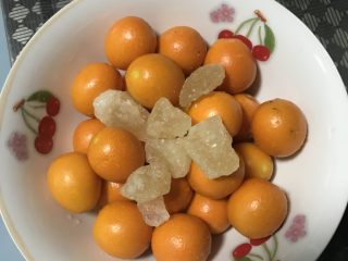 2、冰糖金桔,放入大碗里加入冰糖和盐