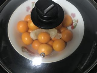3、冰糖金桔,锅里放入水隔水蒸制