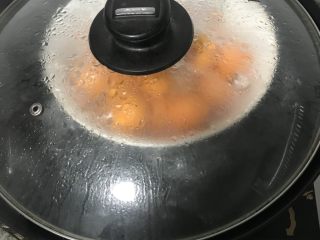 4、冰糖金桔,大火烧开后转中小火40分钟