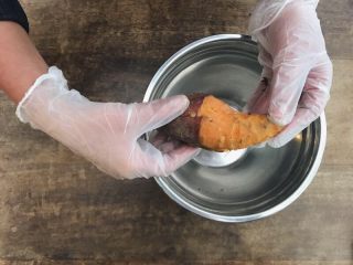 2、火焰地瓜塔（红薯）,蒸熟后，将地瓜剥皮