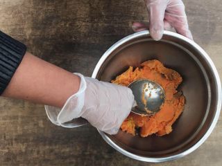 3、火焰地瓜塔（红薯）,捣碎，留些小颗粒口感更好