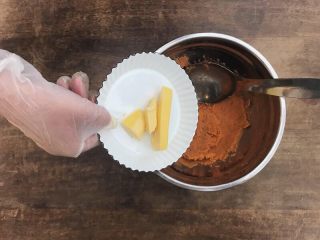 4、火焰地瓜塔（红薯）,趁热加入30g黄油