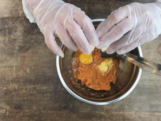 5、火焰地瓜塔（红薯）,加入一个生鸡蛋