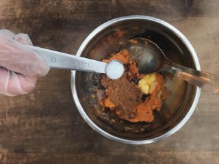 7、火焰地瓜塔（红薯）,加入少许盐，提鲜