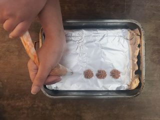 9、火焰地瓜塔（红薯）,将捣好的地瓜泥装入裱花袋，挤成塔状