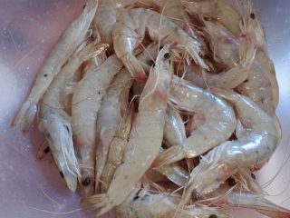 1、洛氏新煮义--黄焖大虾,如图大虾去虾线开背。。。某人室友最近昏了，下锅前才发现她虾没去虾线。。。忽略