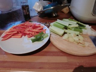 2、洛氏新煮义--黄焖大虾,大葱，姜，蒜，辣椒切好备用