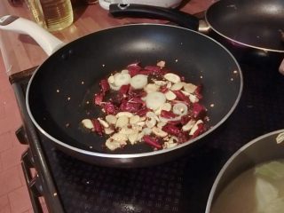 3、洛氏新煮义--黄焖大虾,姜，蒜，花椒还有干辣椒下锅爆香