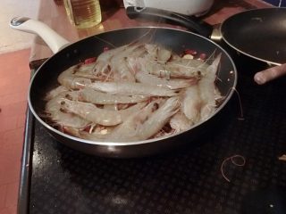 4、洛氏新煮义--黄焖大虾,虾最好下锅前先用料酒腌一会儿，就像上面说的那样，某人室友昏了所以忘记了