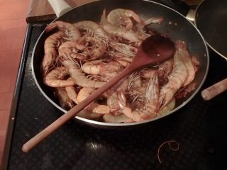 6、洛氏新煮义--黄焖大虾,倒入生抽，适量老抽，料酒继续翻炒