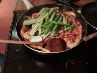 9、洛氏新煮义--黄焖大虾,等虾差不多全红时，加葱段，然后加一点蒸鱼豉油，盐适量