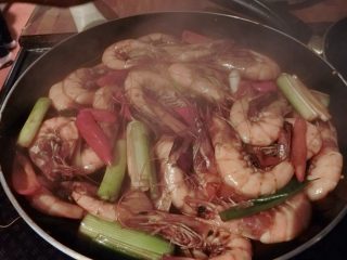 10、洛氏新煮义--黄焖大虾,加盖焖一下