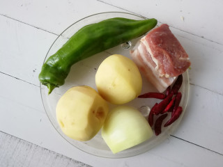1、【干煸土豆片】 ,准备好所需材料，土豆去皮洗净