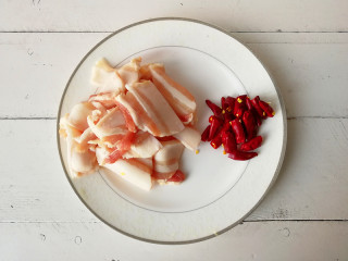 4、【干煸土豆片】 ,将五花肉切成片，干辣椒切成段，辣椒籽不要