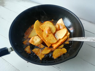 5、【干煸土豆片】 ,锅加油烧热，下入土豆片，炸制金黄，捞出控油待用